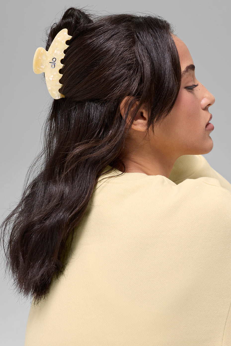 90's Claw Clip - Candlelight Yellow Shell – Alo Yoga Mexico
