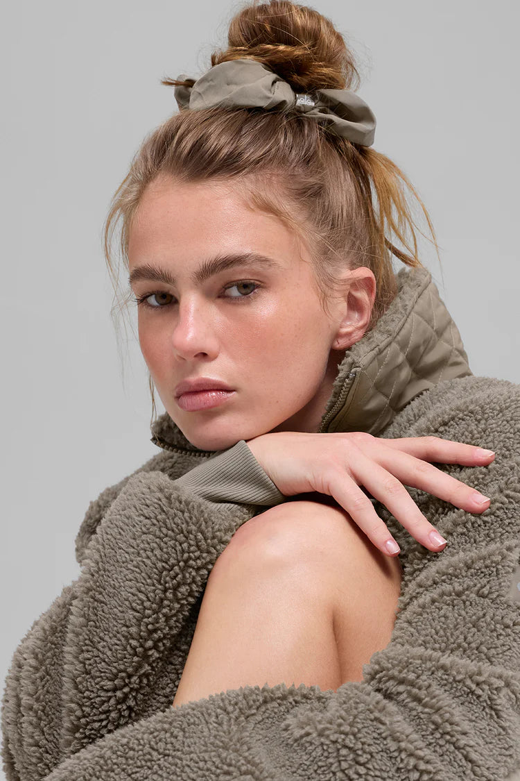 Bead It Oversized Scrunchie - Light Cocoa – Alo Yoga Mexico Bead It Oversized Scrunchie - Light Cocoa – Alo Yoga Mexico