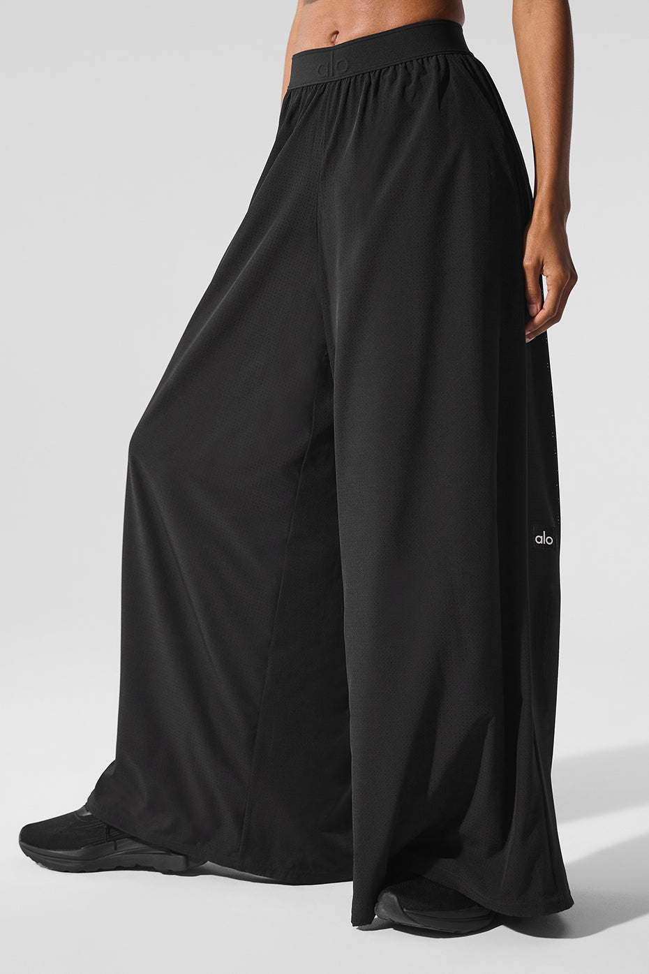 ボトムスその他 \"Alo yoga\" Mesh Mirage Trouser Alo Yoga Mesh Mirage Trouser in White | Lyst