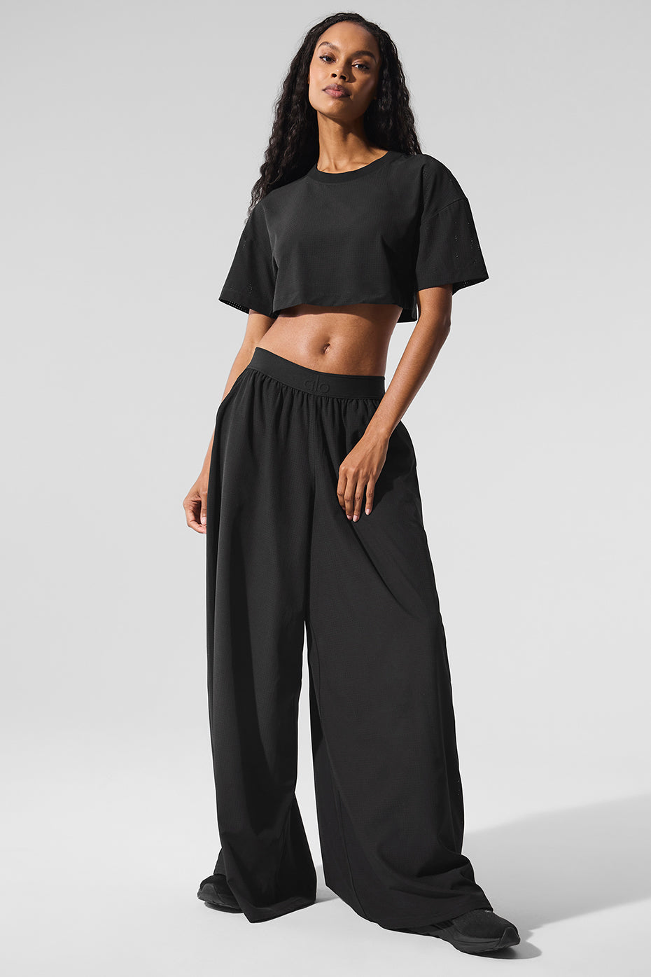 関税負担なし◆ALO Yoga◆Mesh Mirage Trouser ワイドパンツ alo Mesh Mirage Trouser in White | REVOLVE